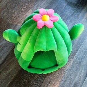 Heart to Tail cactus pet bed